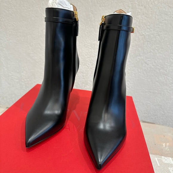 Valentino Garavani Logo Tan-Go booties boots size 39 - Picture 2 of 5